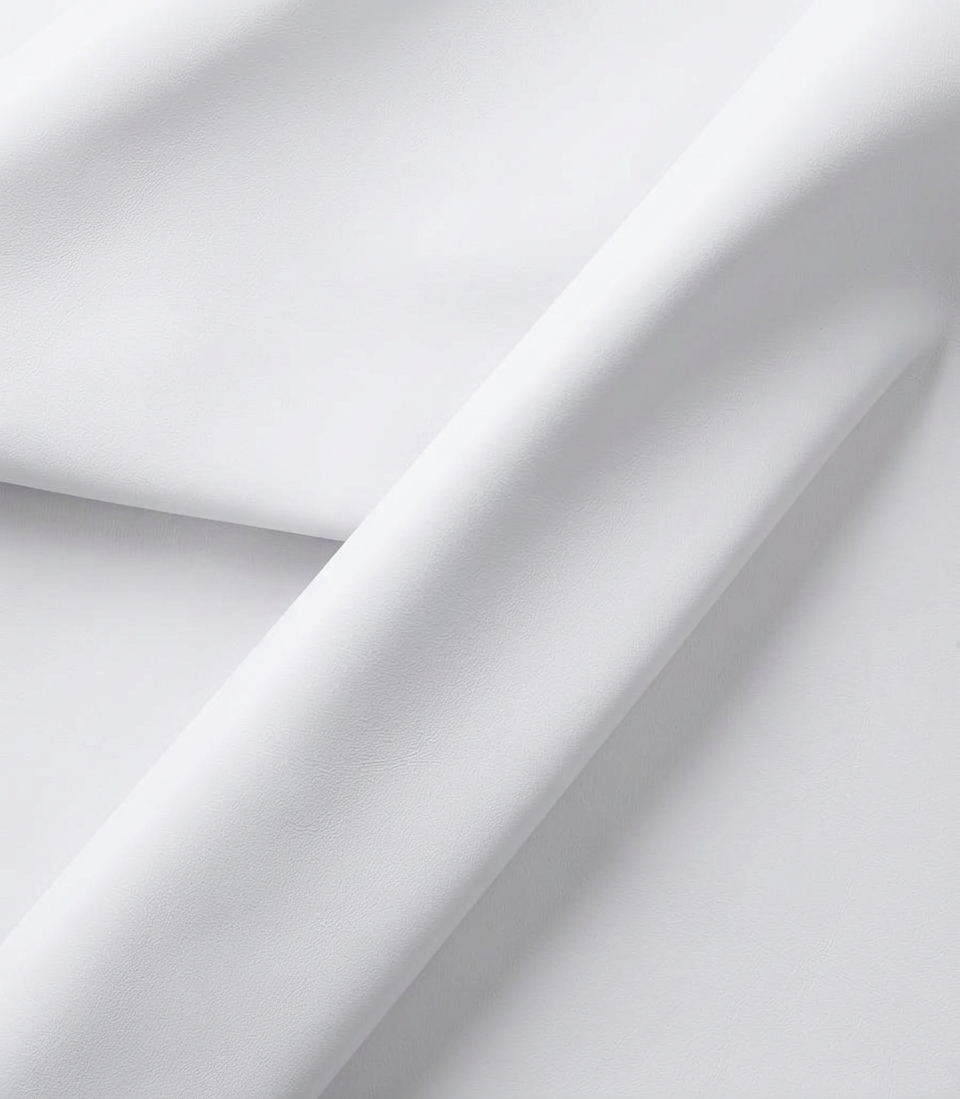 Textura de la piel Runic: napa bovina italiana de plena flor con acabado semianilina · White