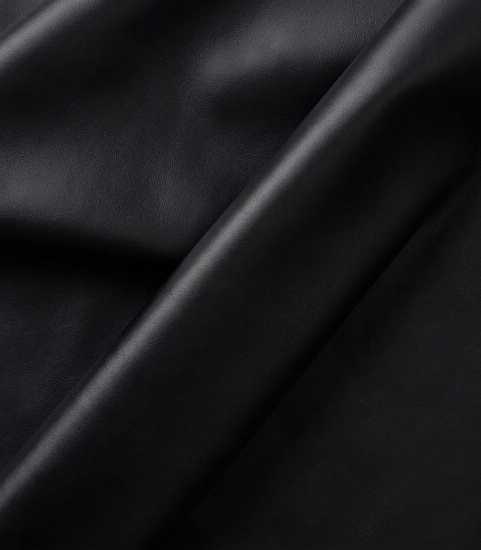 Texture della pelle Runic: nappa bovina italiana pieno fiore, rifinizione semi-anilina · Black